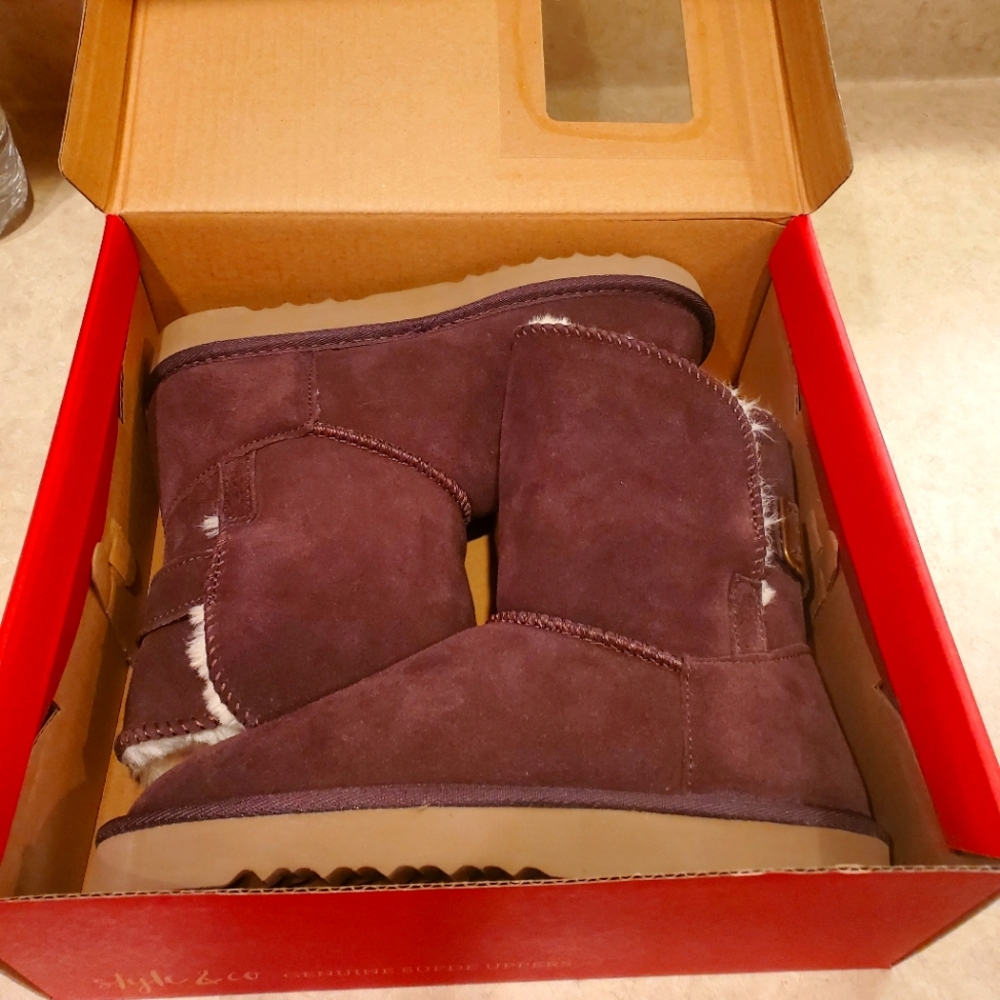 Brand new never worn size 7W boots